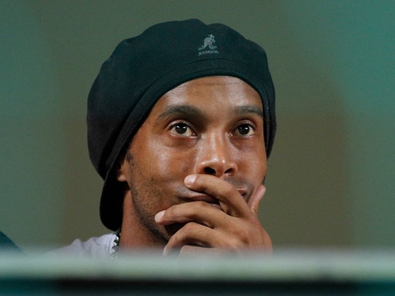 Rolê aleatório? Ronaldinho joga ping-pong com Sheiks e ganha
