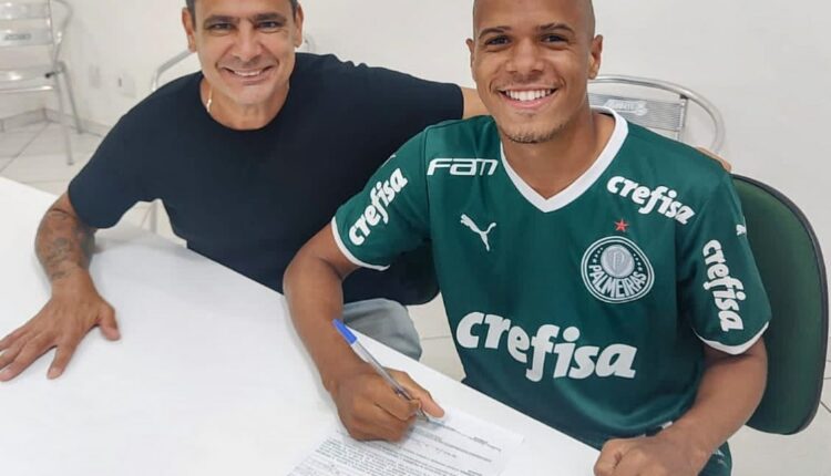 Mairlon Ramon assina contrato com o Palmeiras, ao lado do presidente Luciano Cortizo do SSA F.C (Foto: reprodução - SSA F.C)