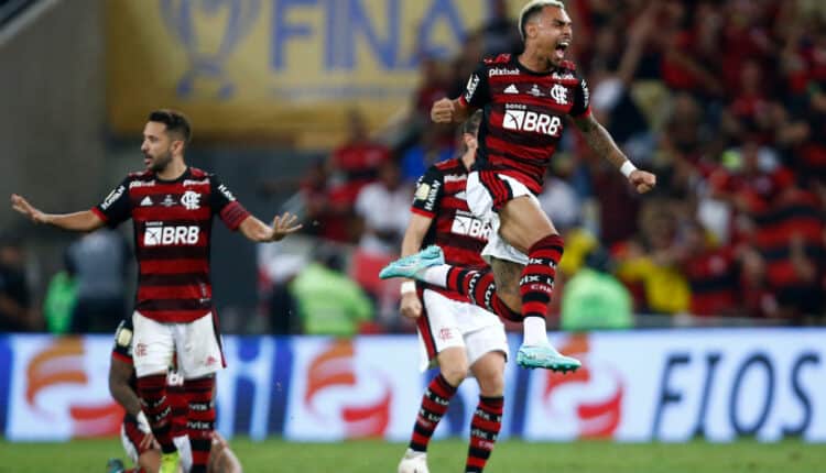 Com o fechamento dos portões do Maracanã, surge oportunidade do Flamengo atuar em famoso estádio de São Paulo